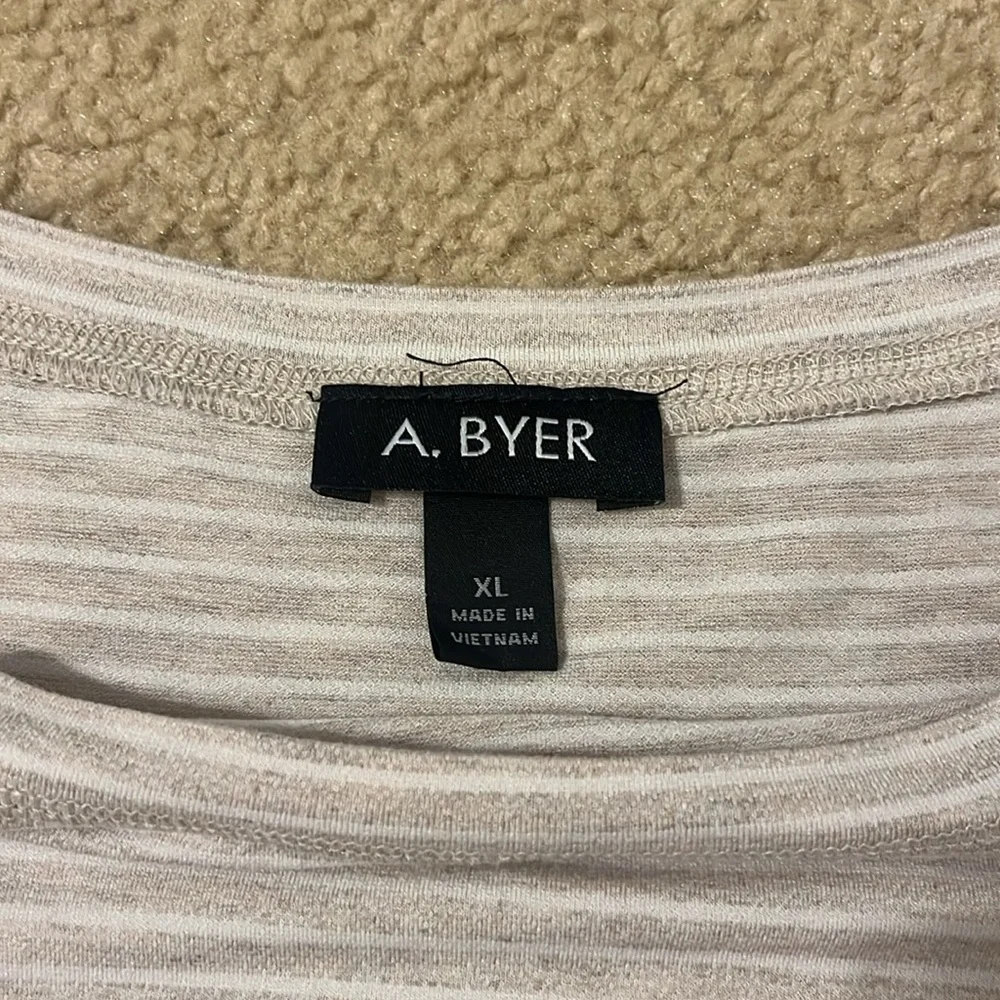 Woman’s Ruffled Top - Picture 4 of 4